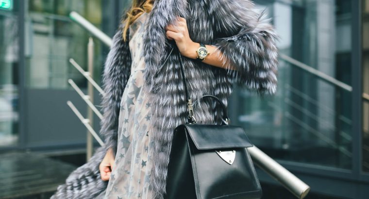 Elegant Women’s Designer Handbags – Up to 50% Off!