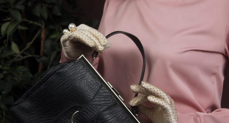 Elegant Women’s Designer Handbags – Up to 50% Off!